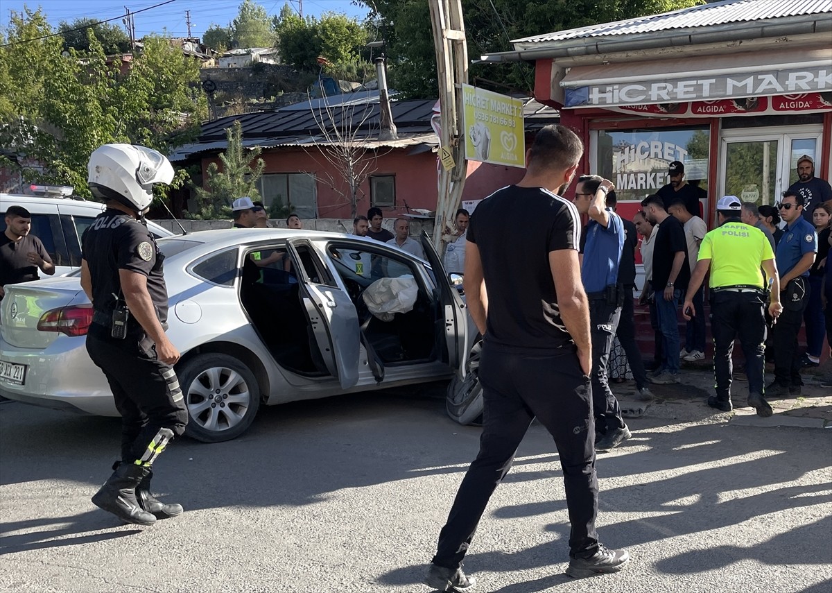 Kars'ta polisin "dur" ihtarına uymayan ehliyetsiz sürücünün çarptığı 88 yaşındaki M.İ ağır...