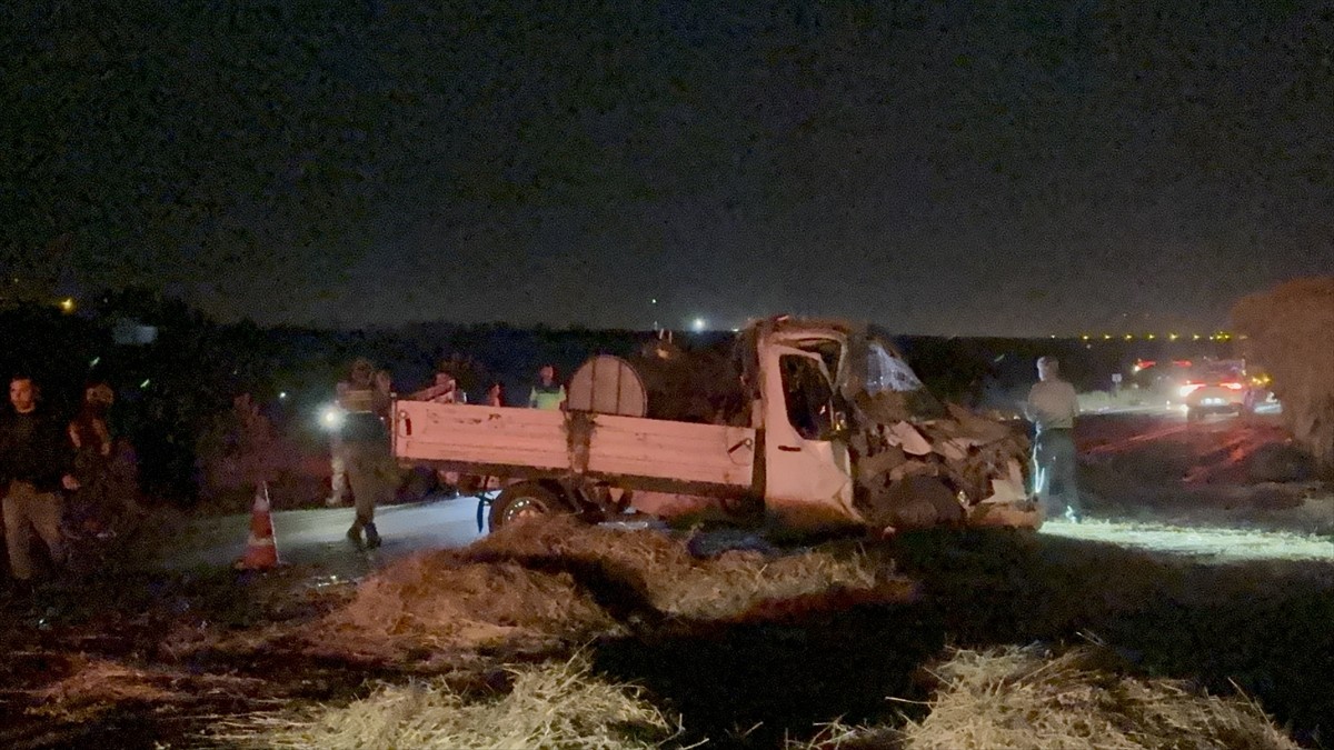 Kars'ta traktör, otomobil ve süt toplama kamyonetinin karıştığı kazada 1 kişi öldü, 3 kişi...