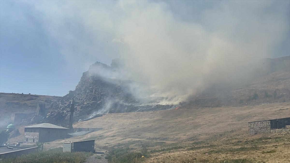 Kars Kalesi eteklerinde henüz bilinmeyen nedenle çıkan anız yangını söndürüldü.