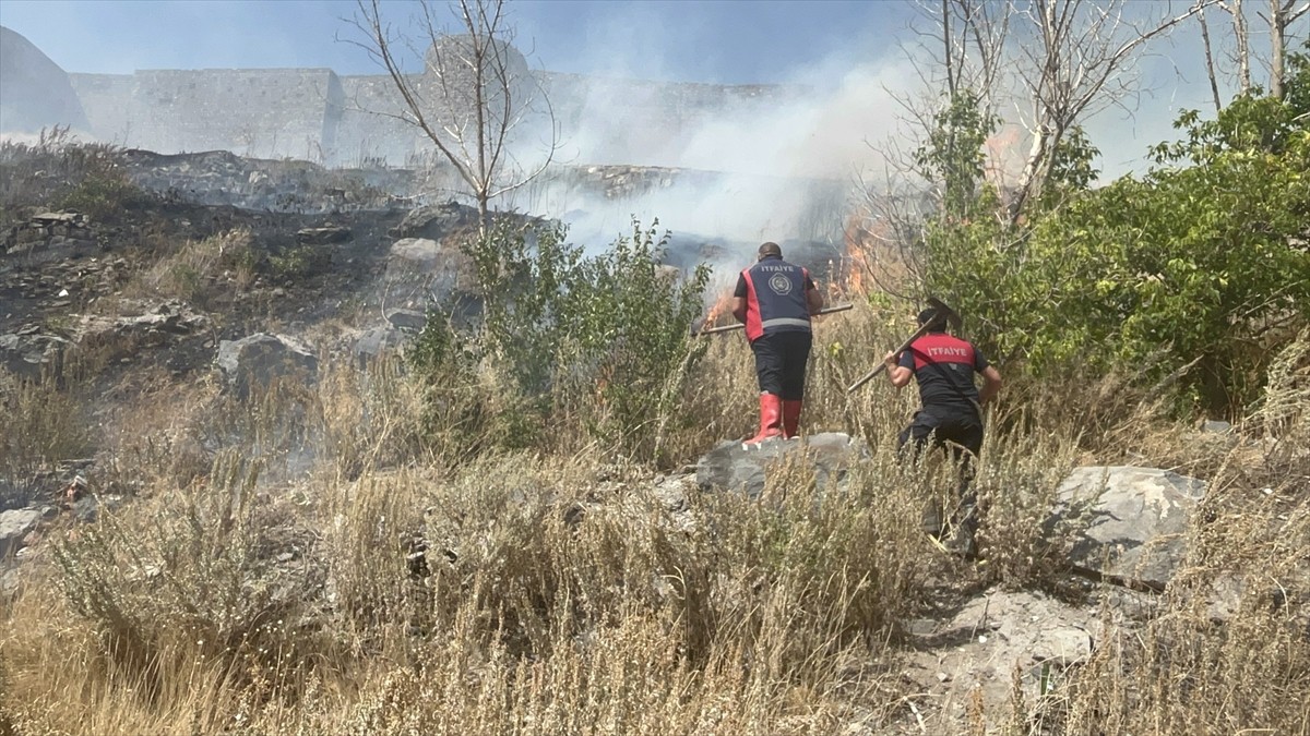 Kars Kalesi eteklerinde henüz bilinmeyen nedenle çıkan anız yangını söndürüldü.
