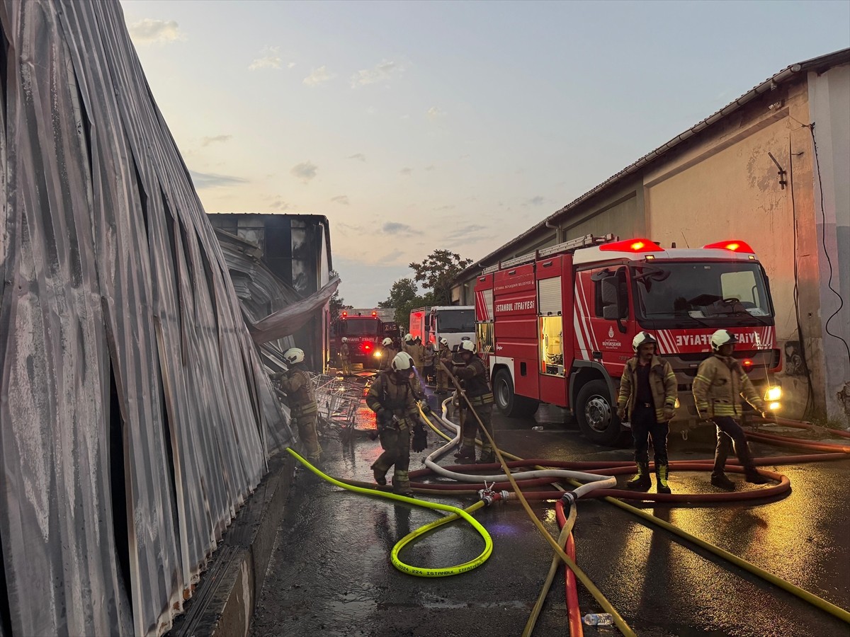 Kartal'da Çavuşoğlu Mahallesi Sanatkarlar Caddesi'ndeki iş yerinde henüz belirlenemeyen bir...