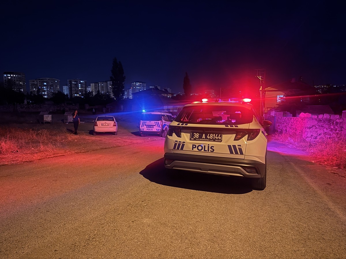 Kayseri'de bir düğünde iki grup arasında çıkan kavgada yaralanan 2'si ağır 3 kişi hastaneye...