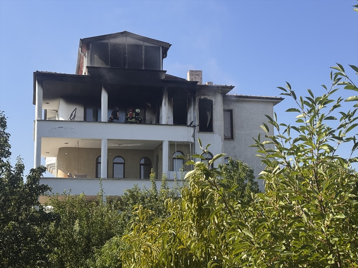 Kayseri'de bir villada çıkan yangın, itfaiye ekiplerince söndürüldü.