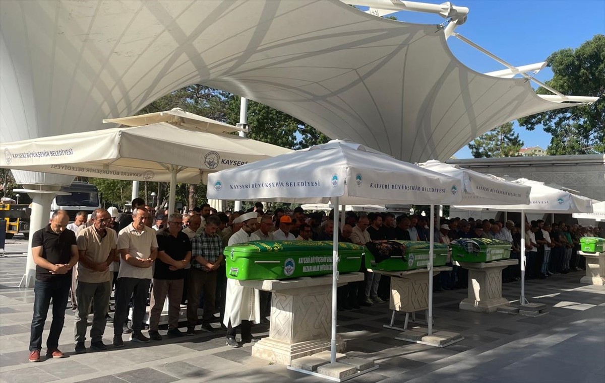 Kayseri'nin Kocasinan ilçesinde kocasının tabancayla öldürdüğü kadın toprağa verildi. kindi vakti...