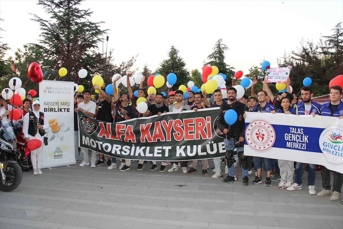 Kayseri’de motosiklet grubu, kanser hastası çocuklar için balon uçurdu.