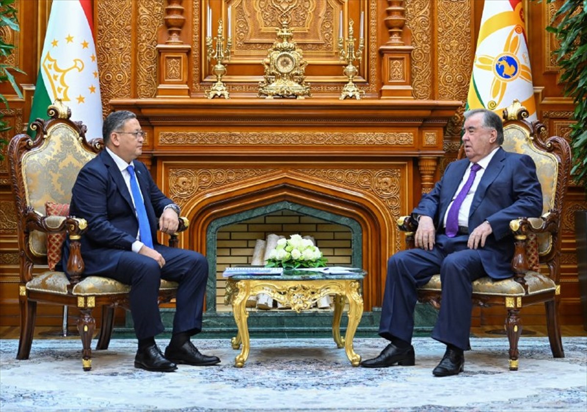 Kazakistan Başbakan Yardımcısı ve Dışişleri Bakanı Murat Nurtleu (solda), acikistan'ın daveti...