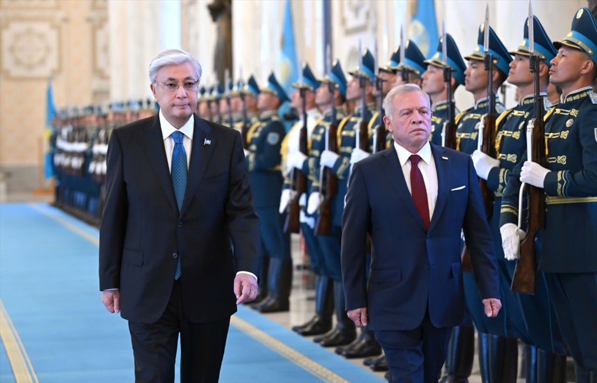 Kazakistan Cumhurbaşkanı Kasım Cömert Tokayev (solda), resmi ziyaret kapsamında Astana'ya gelen...