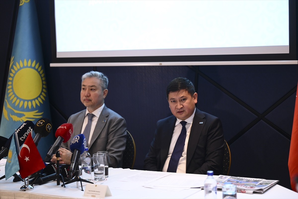 Kazakistan Cumhuriyeti'nin Ankara Büyükelçisi Yerkebulan Sapiyev (solda) ile İstanbul Başkonsolosu...