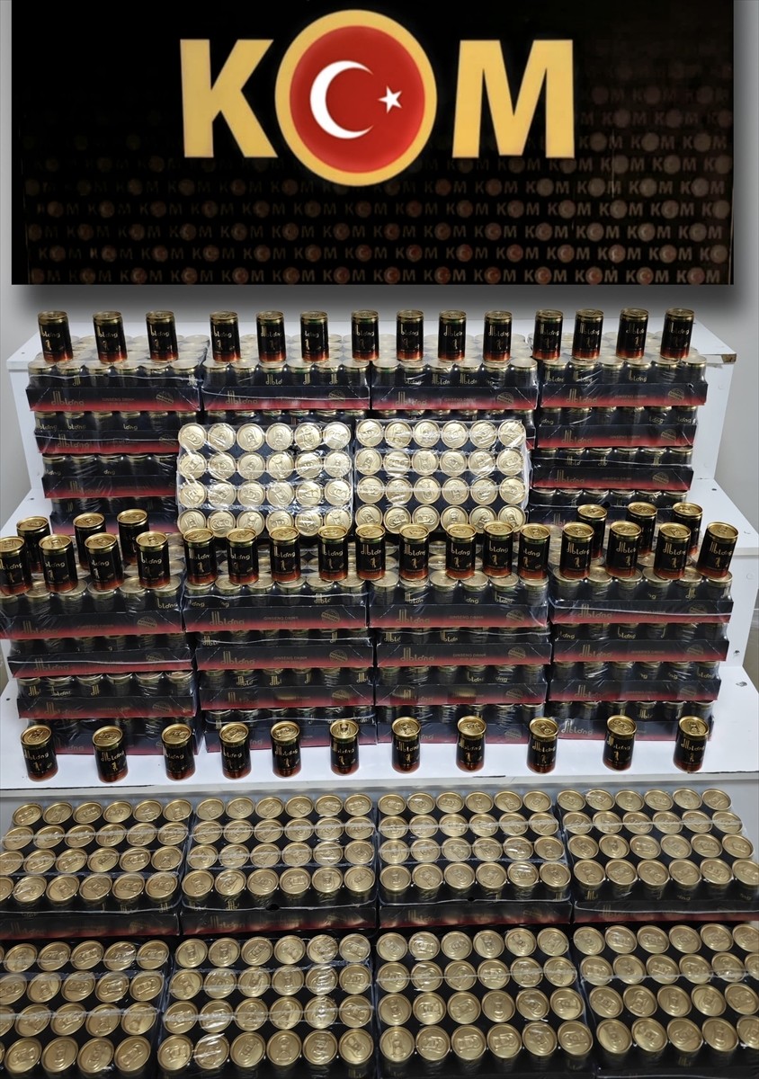 Kırşehir'de bir depoya düzenlenen operasyonda 1344 cinsel içerikli kaçak ürün ele geçirildi, 1...