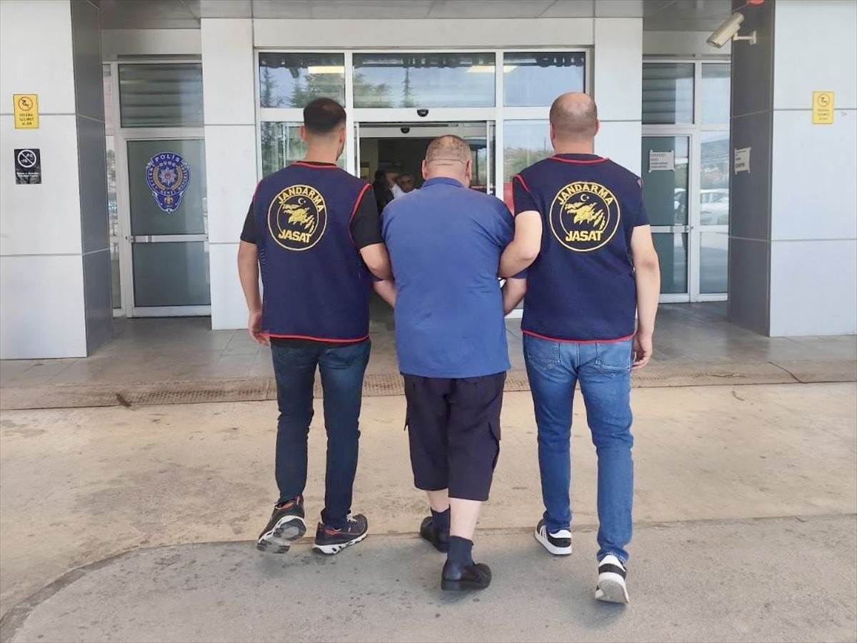 Kırşehir'de hakkında 25 yıl 10 ay 37 gün kesinleşmiş hapis cezası bulunan ve 39 ayrı suçtan aranan...