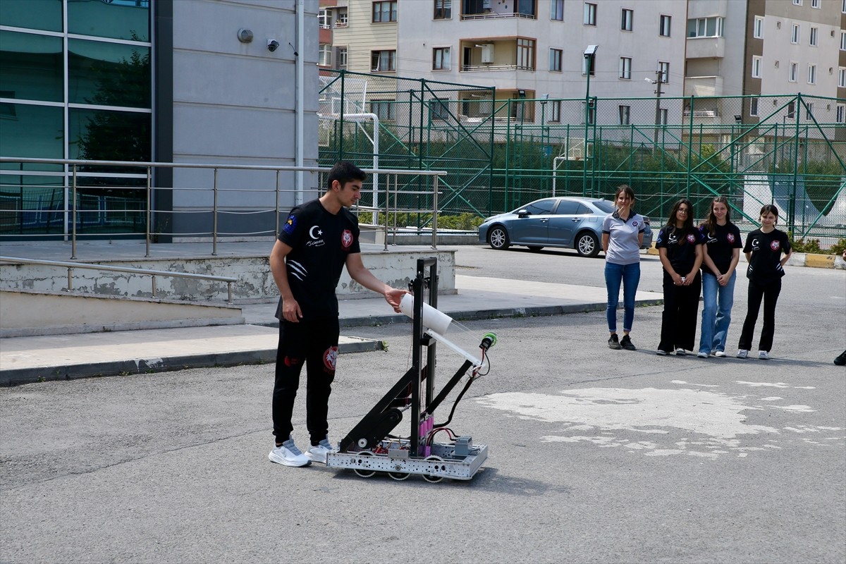 Kocaeli'de geliştirdikleri robotla katıldıkları ilk yarışmada ödül kazanan lise öğrencileri...