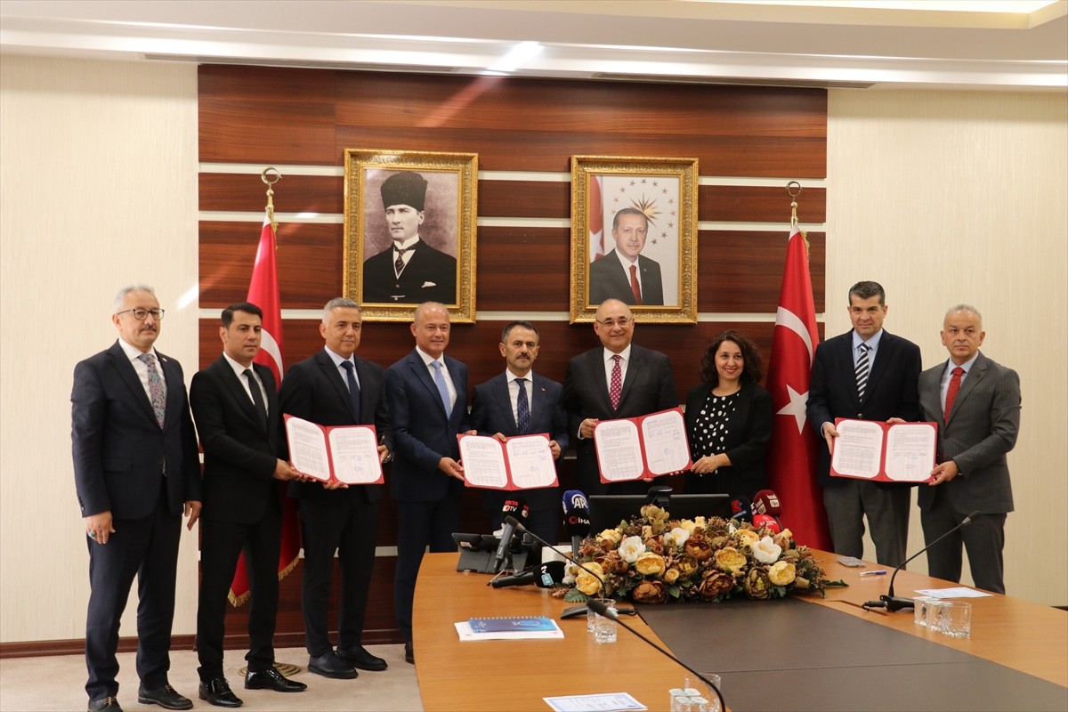 Kocaeli'nin Başiskele ilçesinde Vehbi Koç Vakfı ile Ford Otosan tarafından bir ilkokul inşaatı ve...