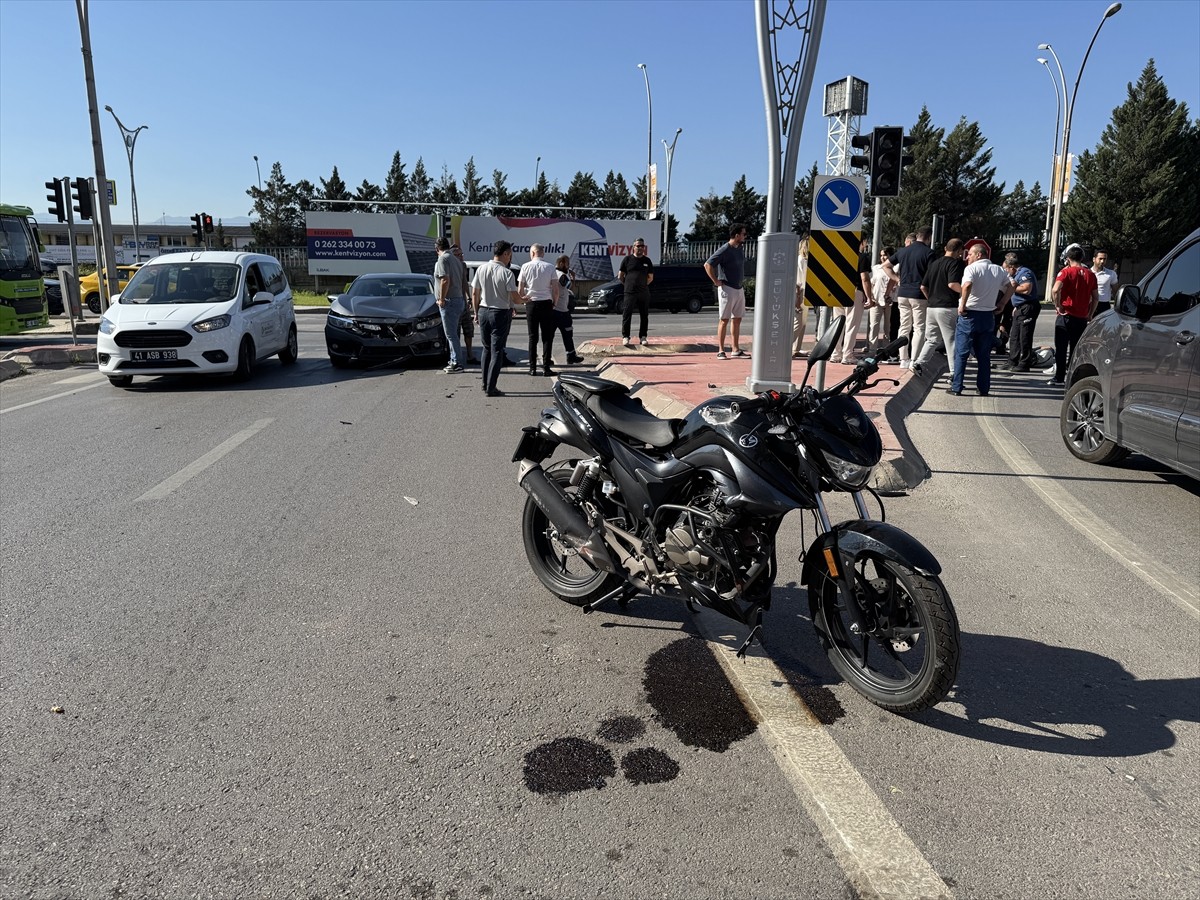 Kocaeli'nin İzmit ilçesinde otomobille çarpışan motosikletin sürücüsü yaralandı. 