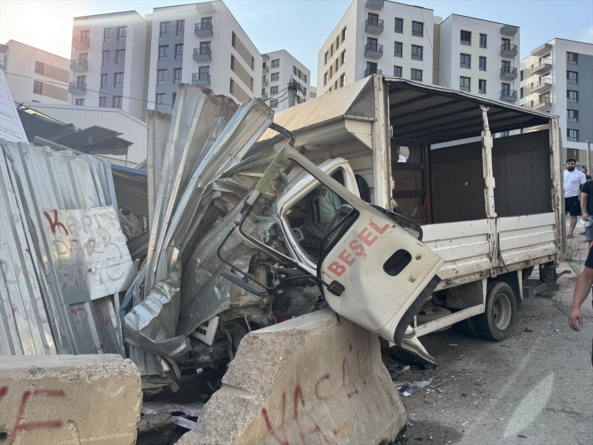 Kocaeli'nin İzmit ilçesinde yokuştan inerken beton bloka çarpan kamyonetin sürücüsü...