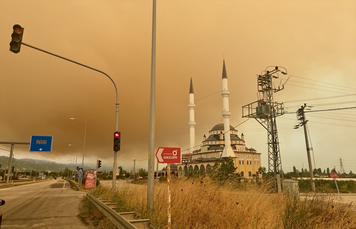 Kocaeli'nin Karamürsel ilçesinde çıkan orman yangını nedeniyle oluşan yoğun duman Bursa'da...