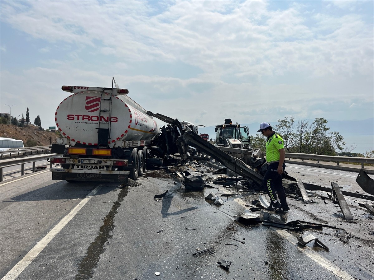 Kocaeli'nin Körfez ilçesinde yön levhasına çarpan tanker, ulaşımda aksamaya neden oldu.