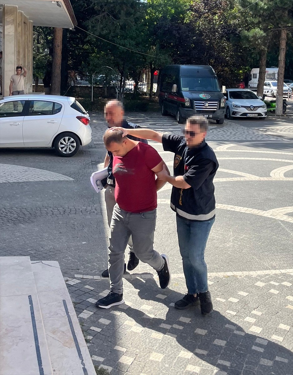 Konya'nın Akşehir ilçesinde düzenlenen uyuşturucu operasyonunda gözaltına alınan 2 şüpheliden 1'i...