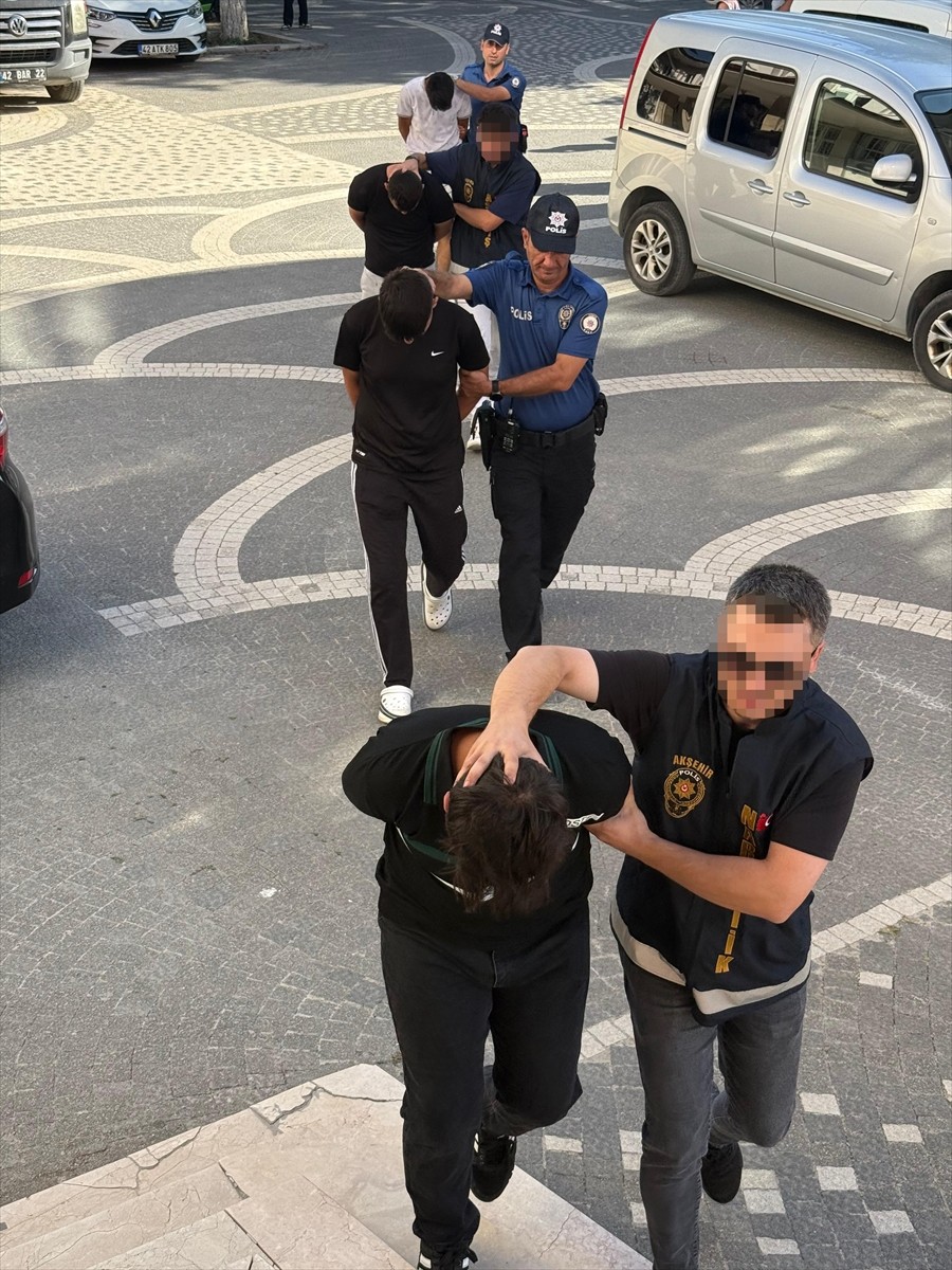 Konya'nın Akşehir ilçesinde düzenlenen uyuşturucu operasyonunda gözaltına alınan 5 şüpheliden 3'ü...
