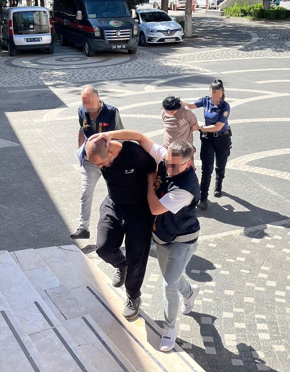 Konya'nın Akşehir ilçesindeki uyuşturucu operasyonunda yakalanan iki şüpheliden biri...