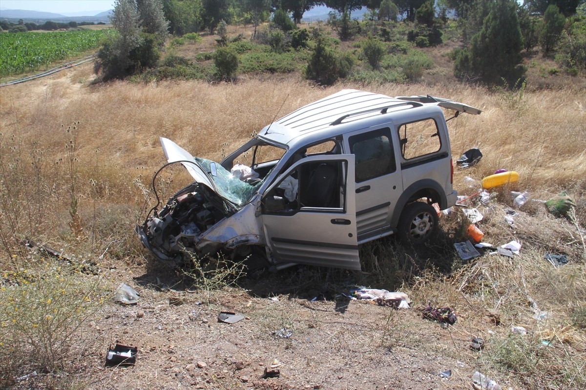 Konya'nın Beyşehir ilçesinde hafif ticari aracın beton direğe çarpması sonucu 5 kişi...