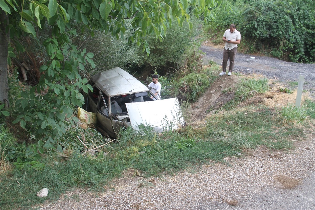 Konya'nın Beyşehir ilçesinde su kanalına düşen otomobildeki 3 kişi yaralandı.