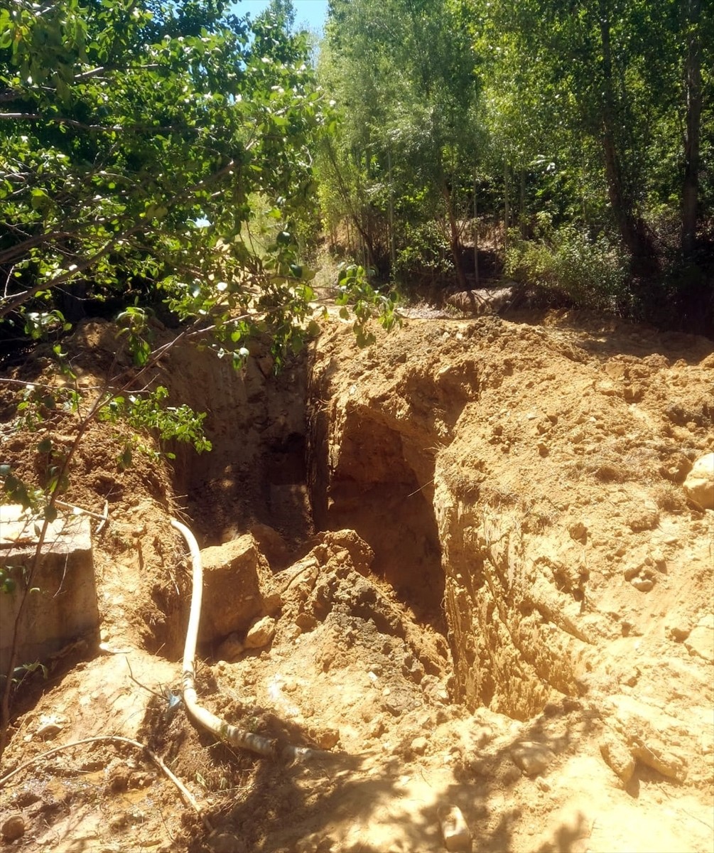 Konya'nın Doğanhisar ilçesinde gölet borusu tamir ederken toprak altında kalan kişi öldü.