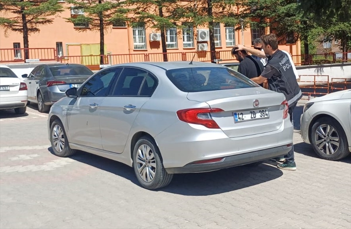 Konya'nın Seydişehir ilçesinde düzenlenen uyuşturucu operasyonunda gözaltına alınan 2 şüpheli...