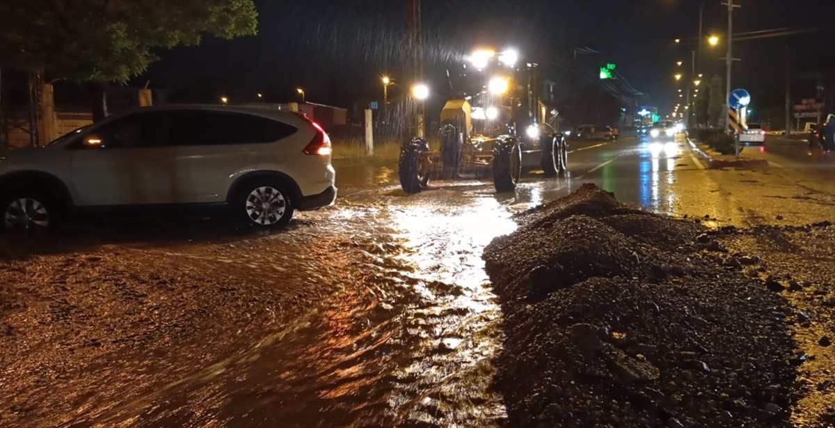 Konya'nın Yunak ilçesinde etkili olan sağanak nedeniyle bir köprü çöktü, bazı evleri su bastı....