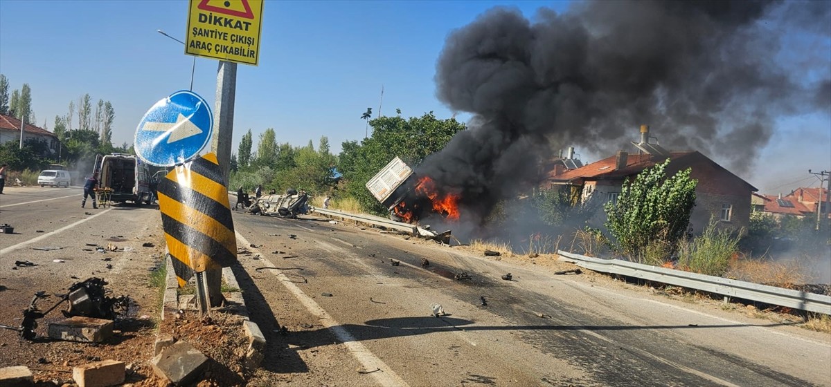 Konya’nın Doğanhisar ilçesinde otomobille çarpışan çekicinin devrildiği kazada 3 kişi öldü....