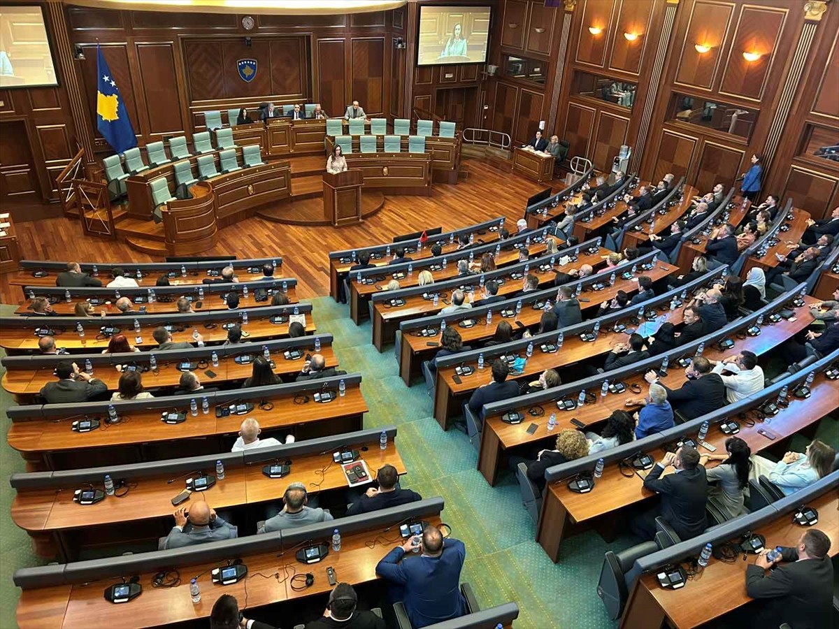 Kosova'da 9 Şubat'ta yapılan genel seçimin ardından Kosova Meclisinde düzenlenen oturumda, genel...