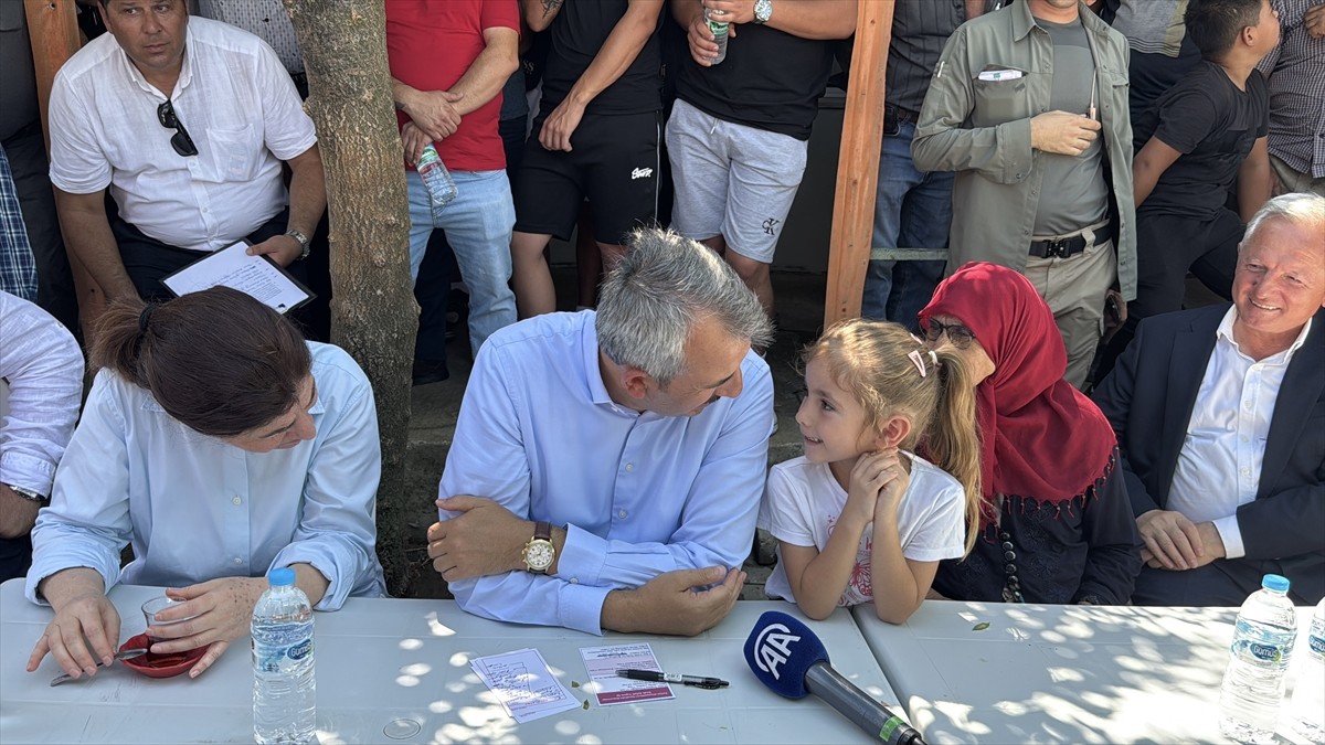 Köylerdeki yatırımları yerinde incelemek üzere gerçekleştirdiği program kapsamında İpsala ilçesine...