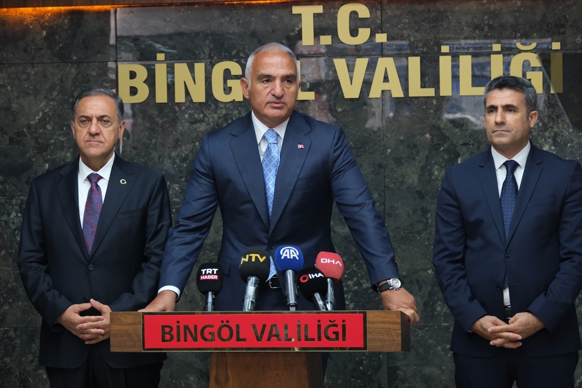 Kültür ve Turizm Bakanı Mehmet Nuri Ersoy (ortada), çeşitli temaslarda bulunmak üzere geldiği...