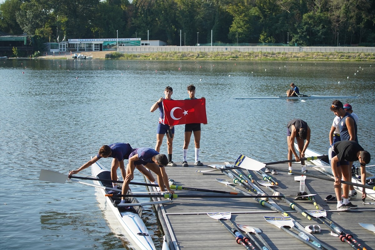 Kürek Milli Takımı, Gençler Balkan Şampiyonası hazırlıkları kapsamında Edirne'deki Meriç Nehri...