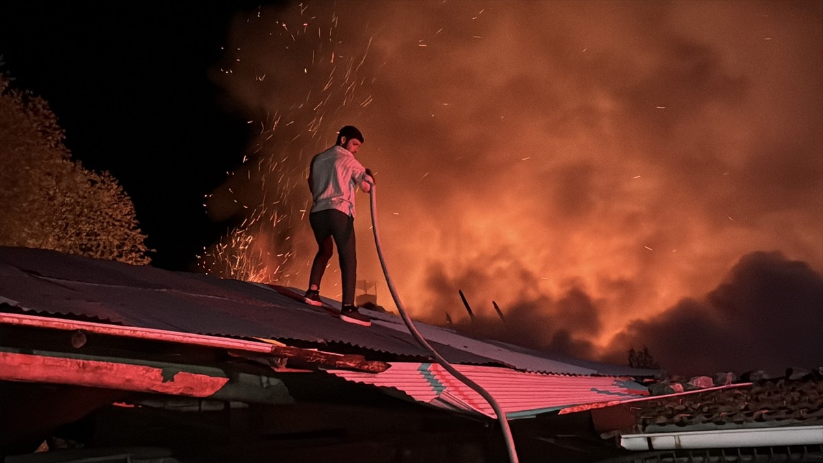 Kütahya'da bir köyde çıkan yangında, 2 ev 3 samanlık ve 2 ahır kullanılamaz hale geldi.