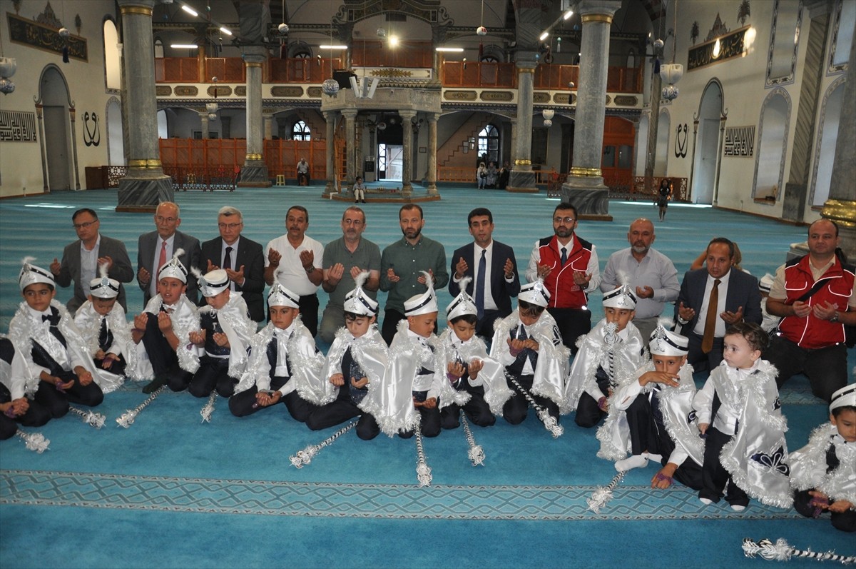 Kütahya'da, Vakıflar Bölge Müdürlüğünce 32 çocuk için sünnet şöleni düzenlendi. Osmanlı padişahı...