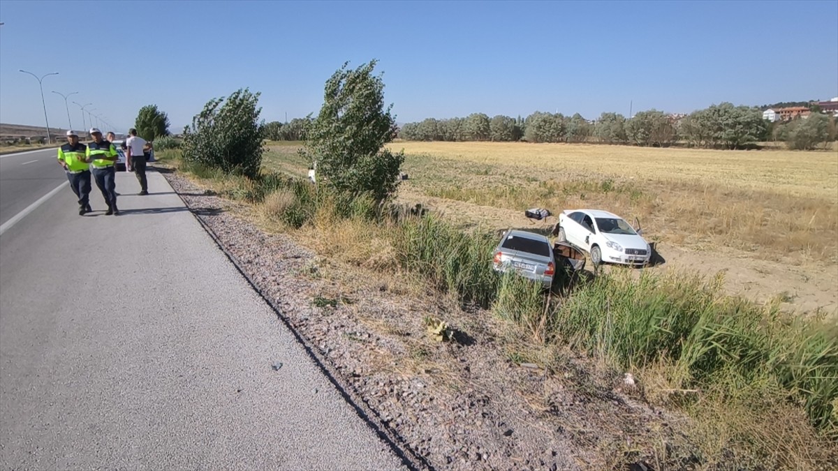 Kütahya'nın Altıntaş ilçesinde kazaya müdahale eden polis aracına arkadan çarpan otomobildeki 2'si...