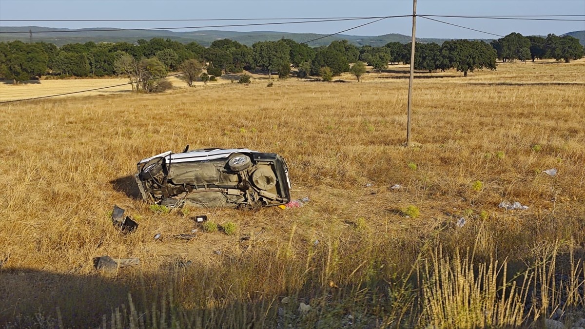 Kütahya'nın Emet ilçesinde, otomobilin tarlaya devrilmesi sonucu 1 kişi öldü, 5 kişi...