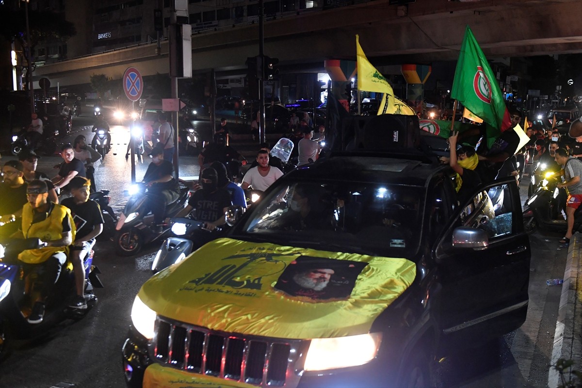 Lübnan’da Hizbullah ve müttefiki Emel Hareketi destekçileri, hükümetin ülkedeki tüm silahların...