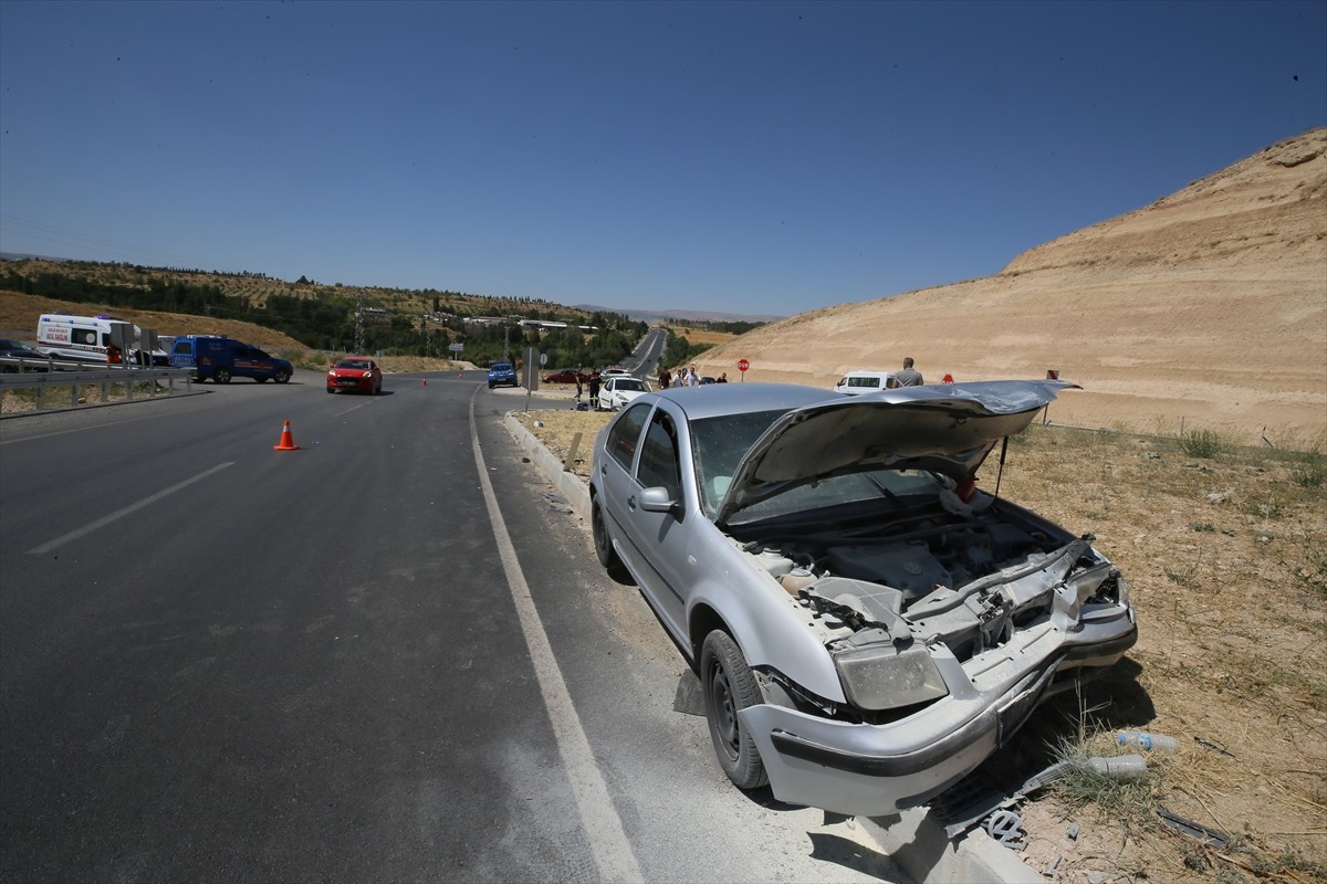 Malatya'nın Akçadağ ilçesinde iki otomobilin çarpışması sonucu 1 kişi öldü, 4 kişi...