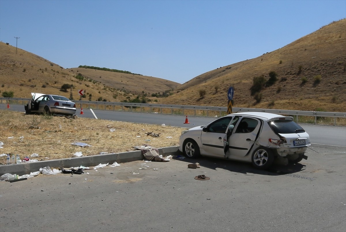Malatya'nın Akçadağ ilçesinde iki otomobilin çarpışması sonucu 1 kişi öldü, 4 kişi...