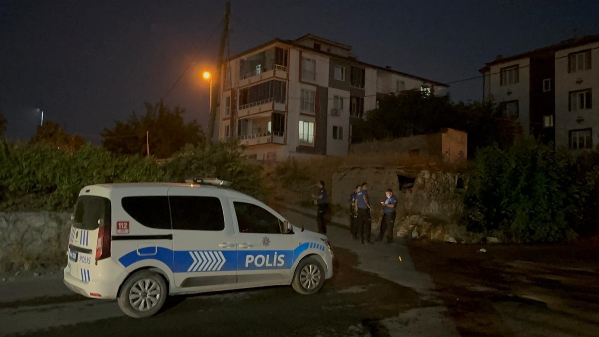  Malatya'nın Battalgazi ilçesinde iki grup arasında çıkan silahlı kavgada 3 kişi yaralandı. Polis...