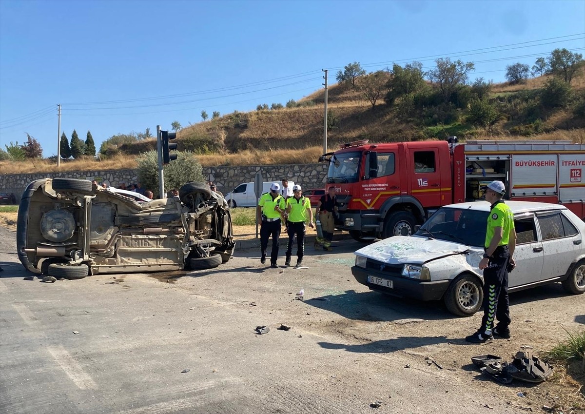 Manisa'nın Alaşehir ilçesinde ambulansla otomobilin çarpışması sonucu 1 kişi öldü, 6 kişi...