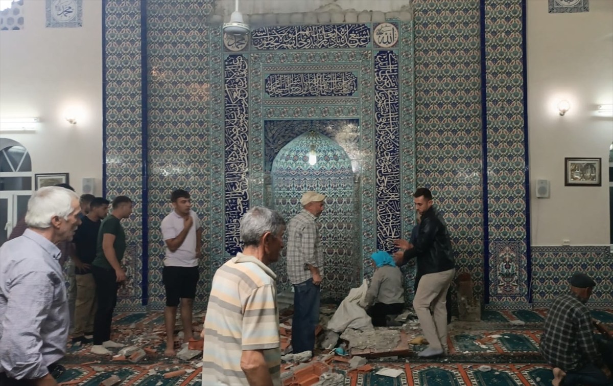 Manisa'nın Gördes ilçesi Kobaklar Mahallesi Camisi'nde yatsı namazının ardından mihrabın...