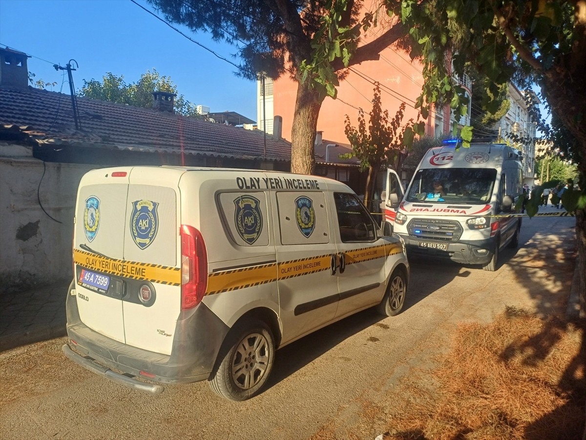 Manisa'nın Salihli ilçesinde 16 yaşındaki kız çocuğu, evinde bıçaklanmış halde ölü...