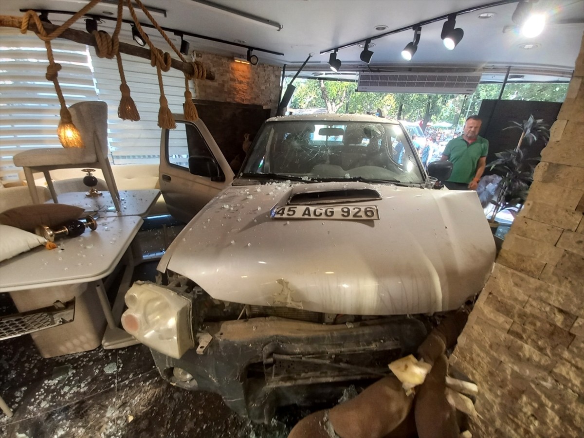Manisa'nın Şehzadeler ilçesinde otomobile çarpıp mobilya mağazasına giren pikaptaki 2 kişi...