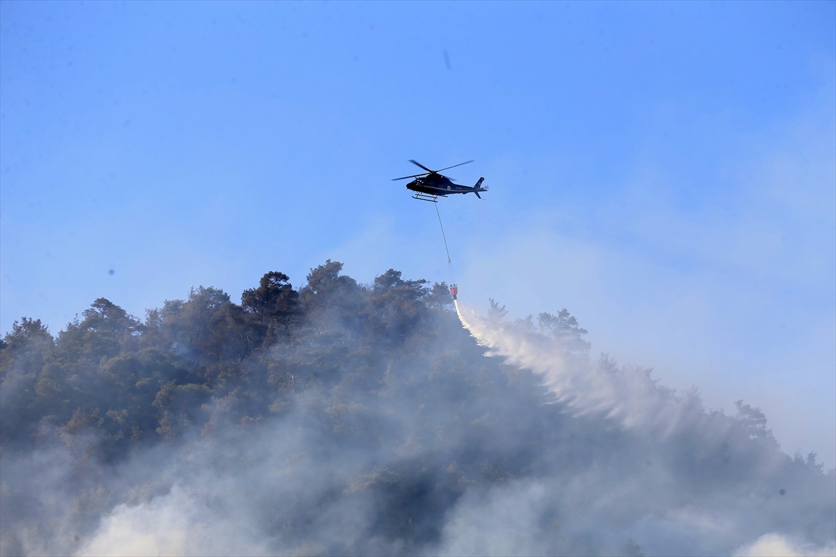 Manisa'nın Soma ilçesindeki orman yangınlarına havadan ve karadan müdahale sürüyor.