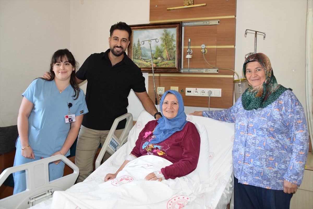 Manisa'nın Turgutlu ilçesinde karın ağrısı şikayeti yaşayan 50 yaşındaki Gülderen Turgut (sağ 2)...