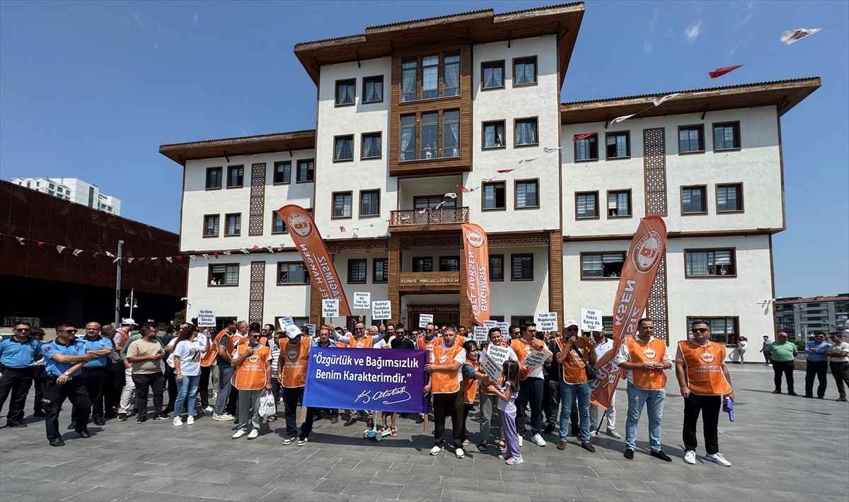 Manisa'nın Yunusemre Belediyesi'nde çalışan memurlar, 2 günlük iş bırakma eylemi yaptı. Bağımsız...