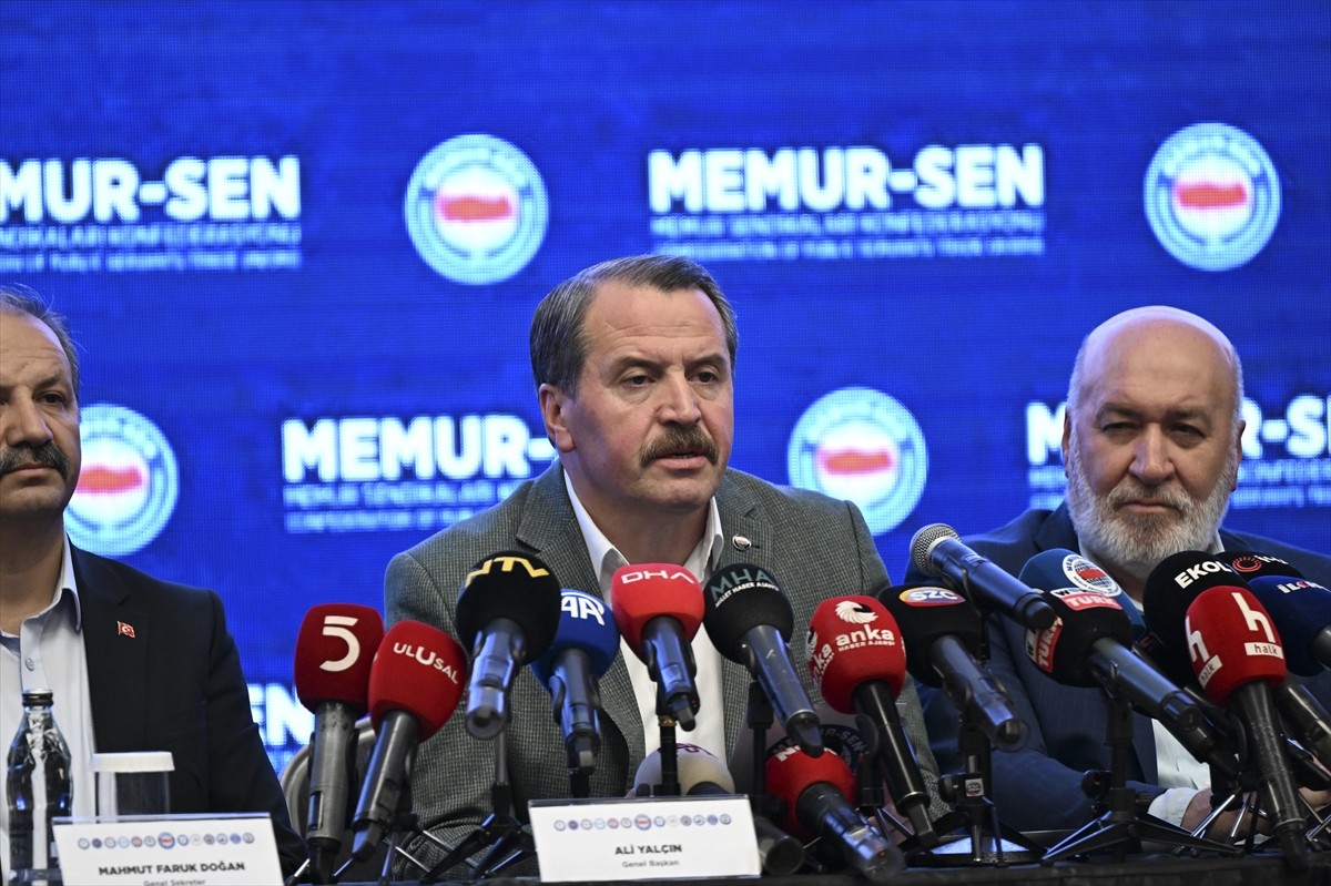 Memur-Sen Genel Başkanı Ali Yalçın, Memur-Sen Genel Merkezi'nde, 8. Dönem Kamu Toplu Sözleşme ve...