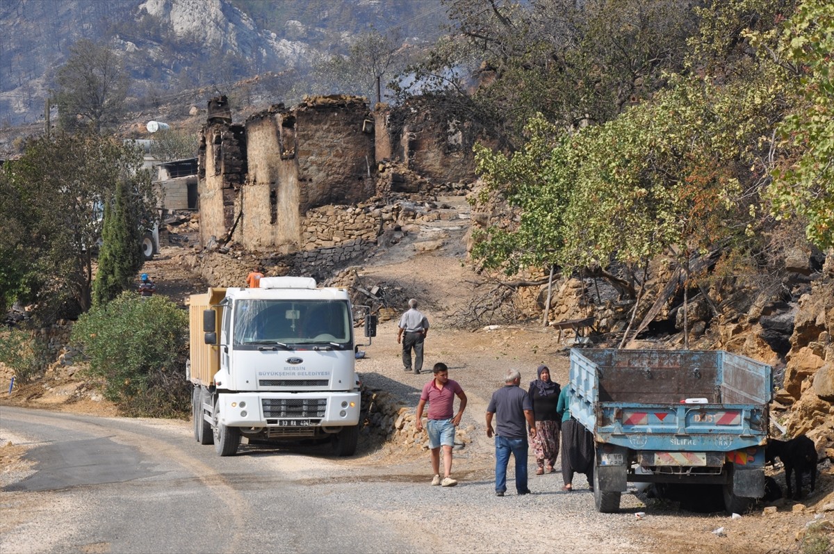 Mersin'in Silifke ilçesinde dün çıkan orman yangınına havadan ve karadan müdahaleye devam...